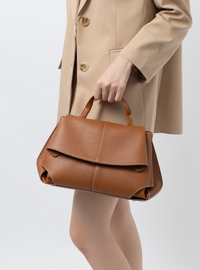 上質レザーの斜め掛けバッグ