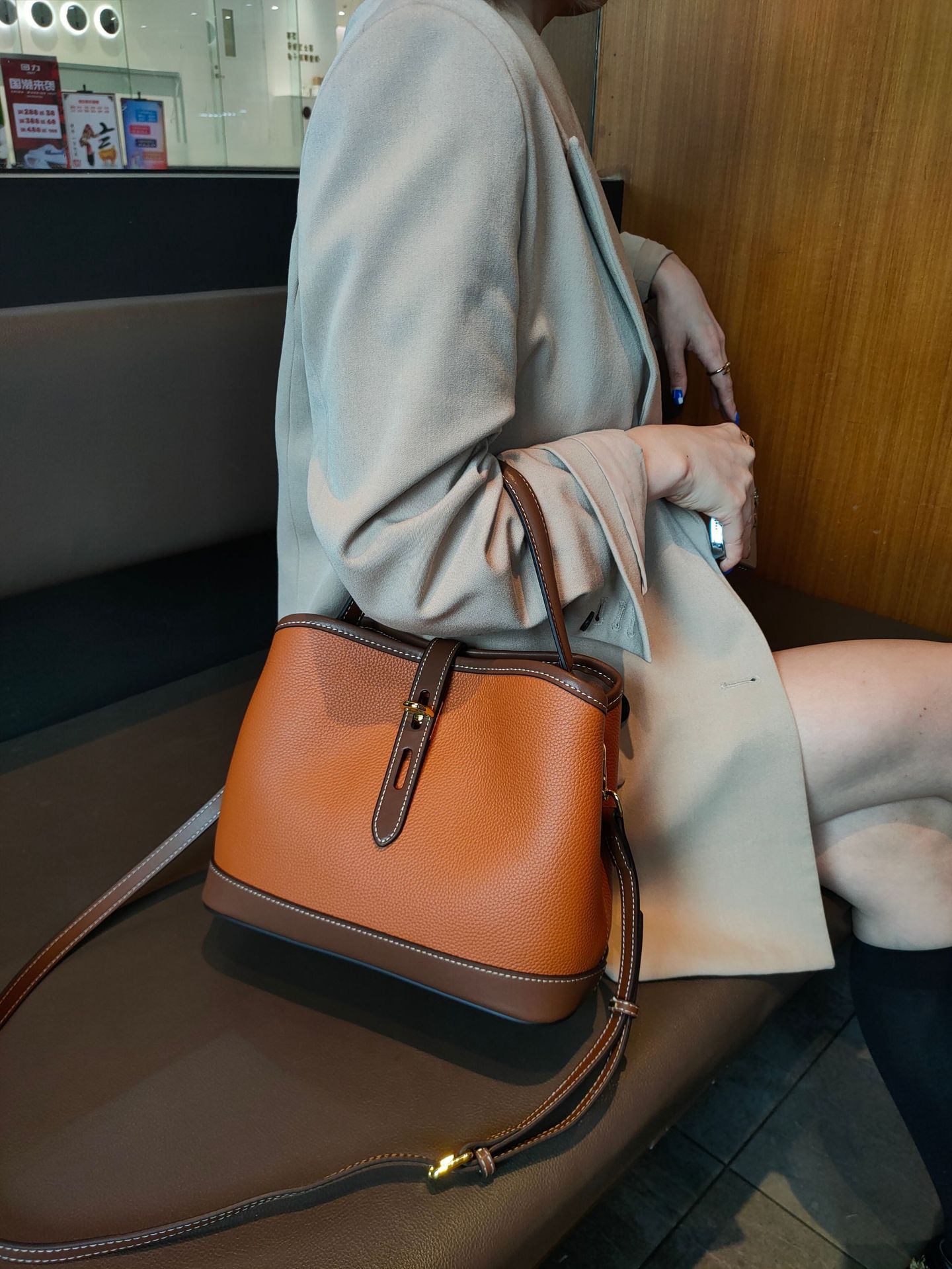 贅沢で高級感が本革ショルダーバッグ