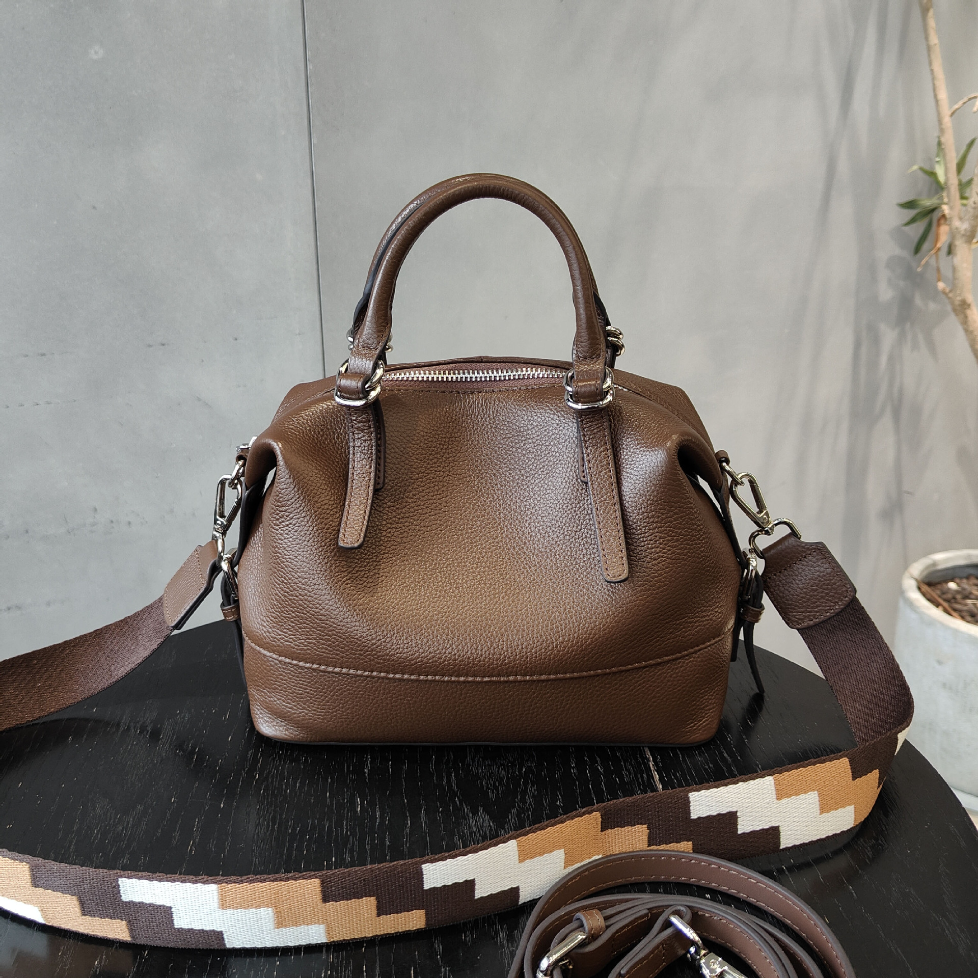 シンプルながらも高級感が牛革ボストンバッグ|5色