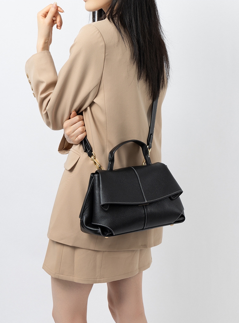 上質レザーの斜め掛けバッグ