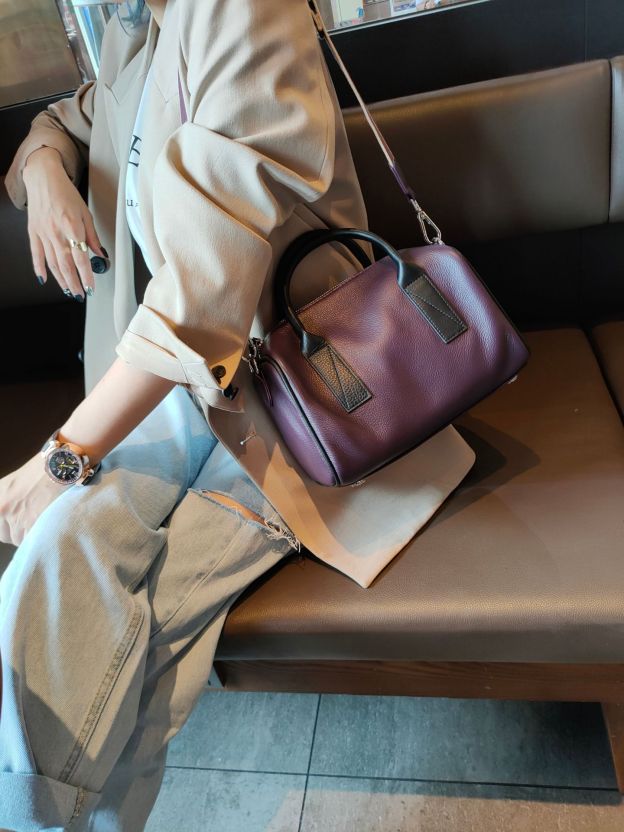 厳選された牛革ボストンバッグ