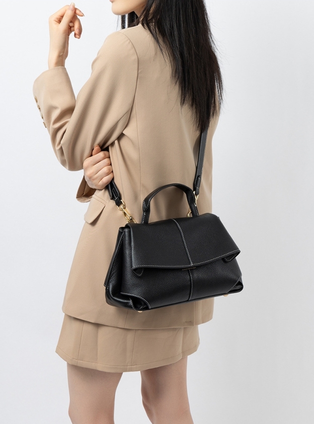 上質レザーの斜め掛けバッグ