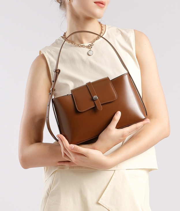 光沢感の肩掛けバッグ|牛革ショルダーバッグ