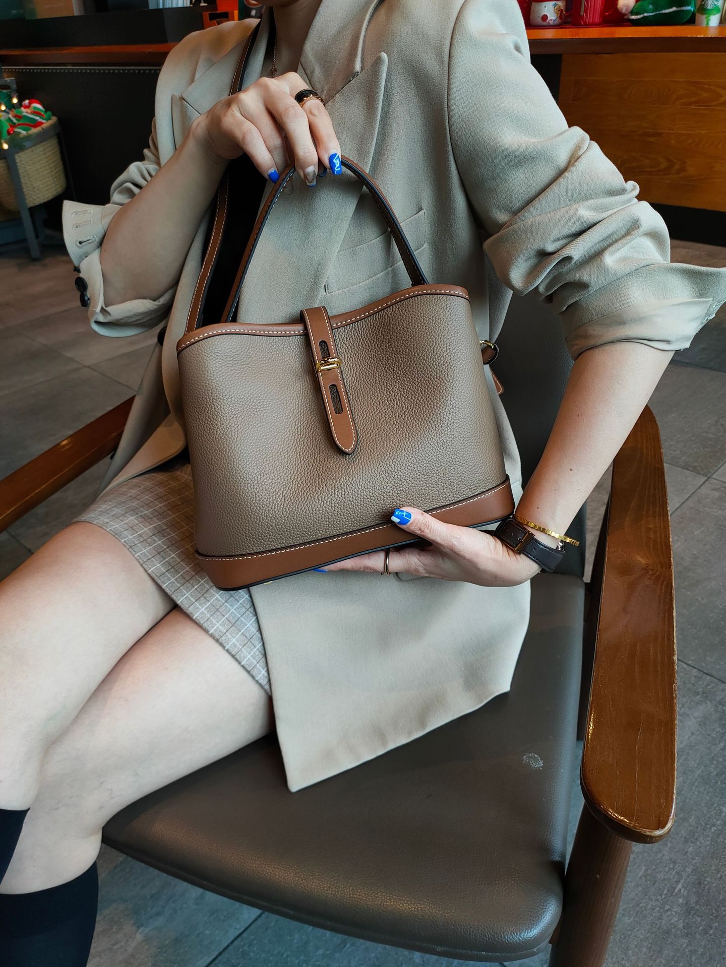 贅沢で高級感が本革ショルダーバッグ