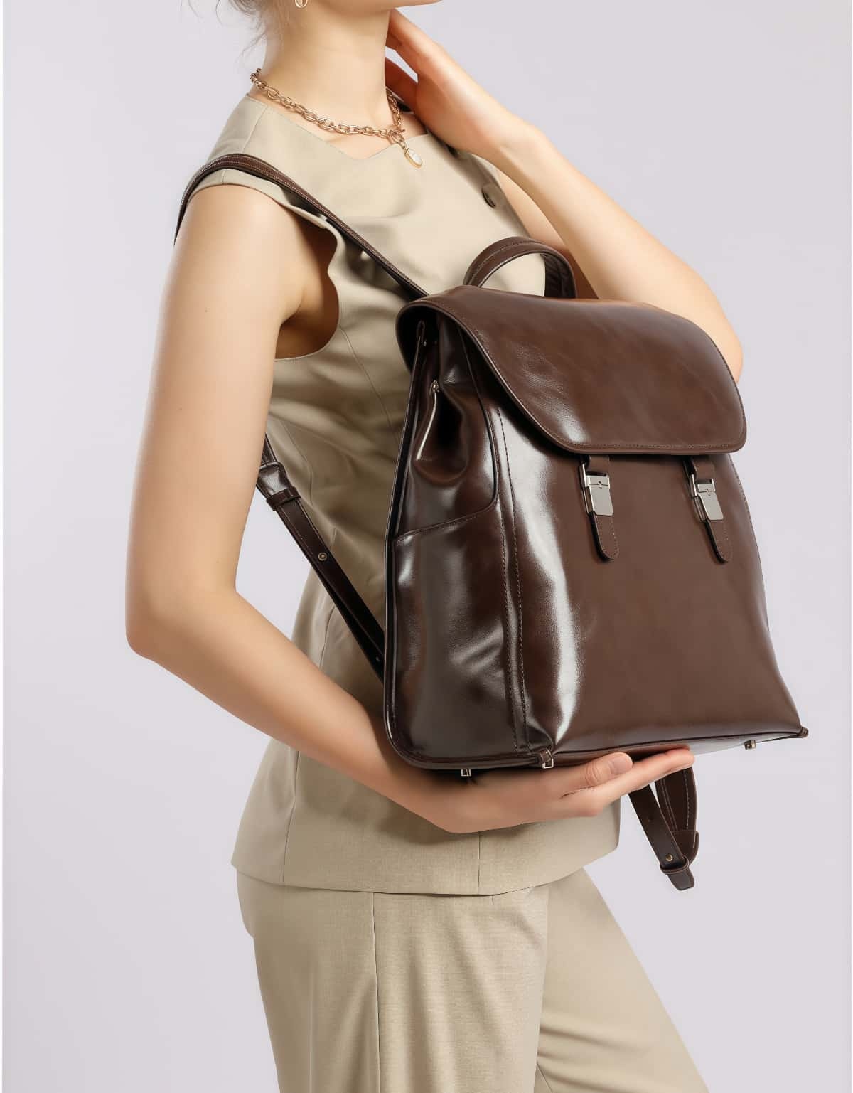 英国調の雰囲気の本革リュック|レトロモダンなスクエアリュック