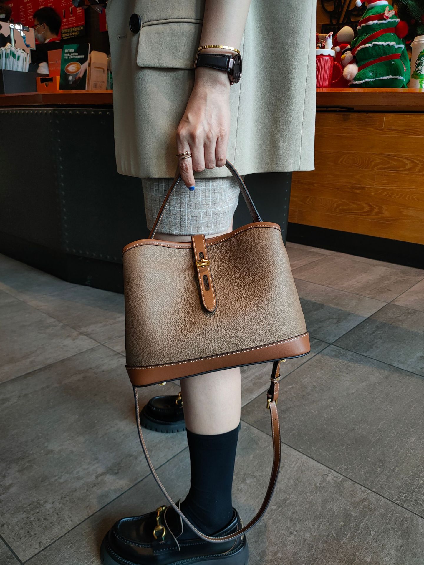 贅沢で高級感が本革ショルダーバッグ