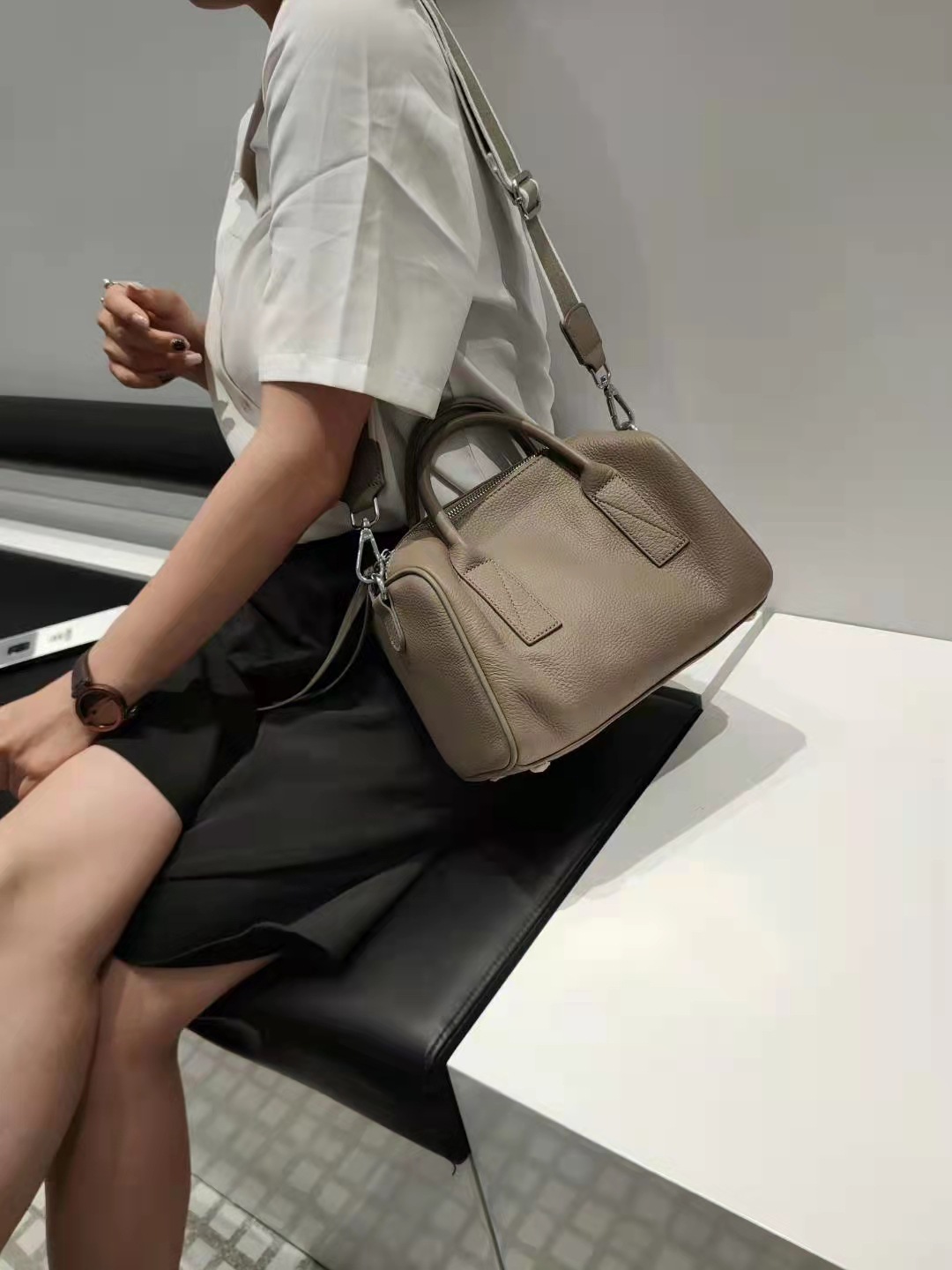 厳選された牛革ボストンバッグ