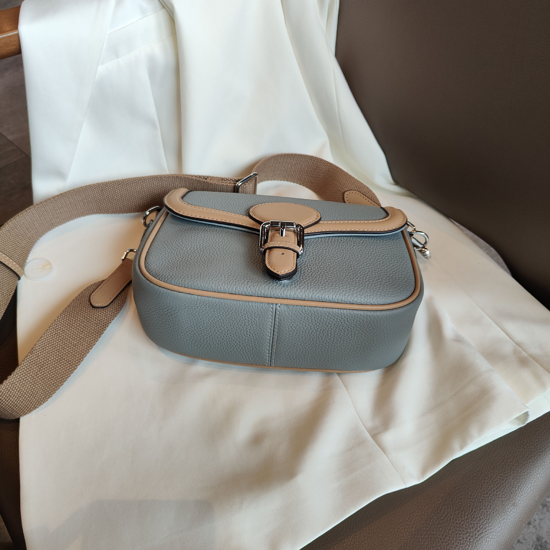 高品質な牛革クロスボディバッグ|精巧で可愛らしいサドルバッグ