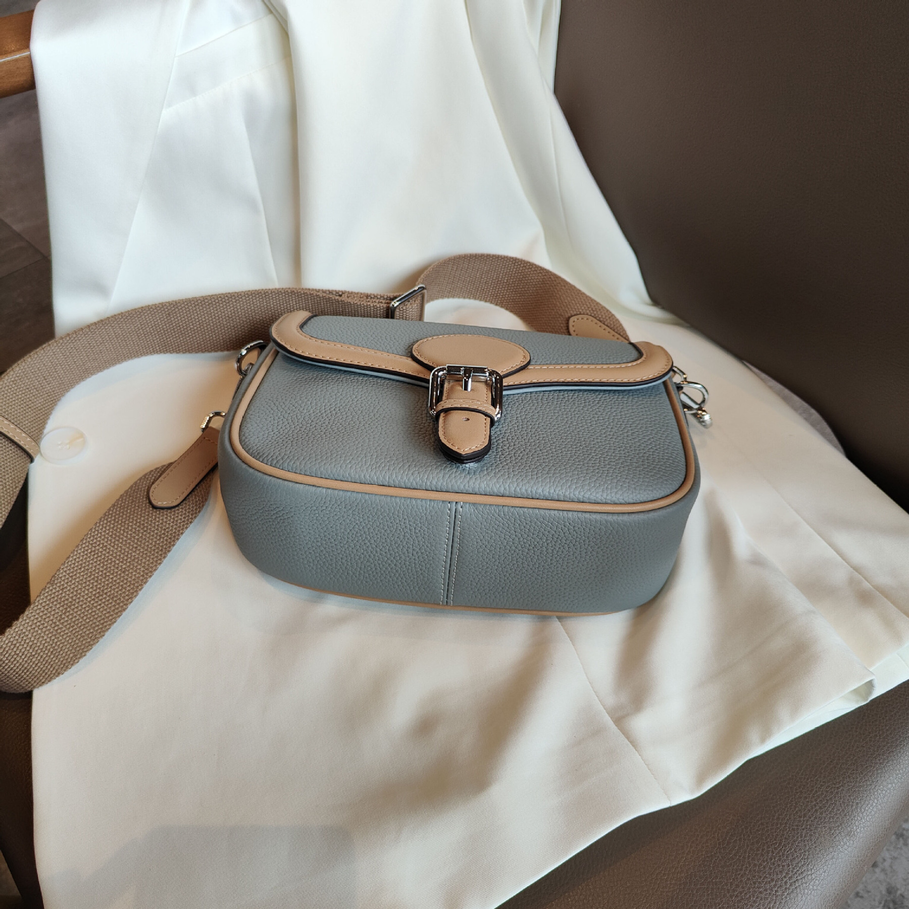 高品質な牛革クロスボディバッグ|精巧で可愛らしいサドルバッグ