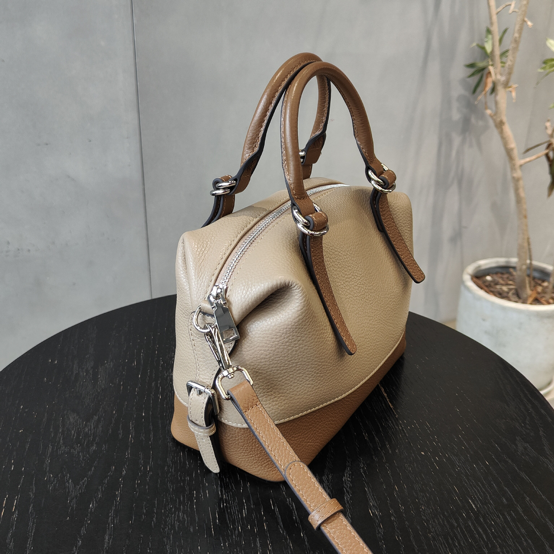 シンプルながらも高級感が牛革ボストンバッグ|5色