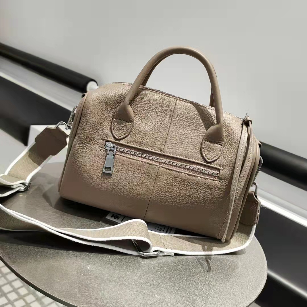 厳選された牛革ボストンバッグ