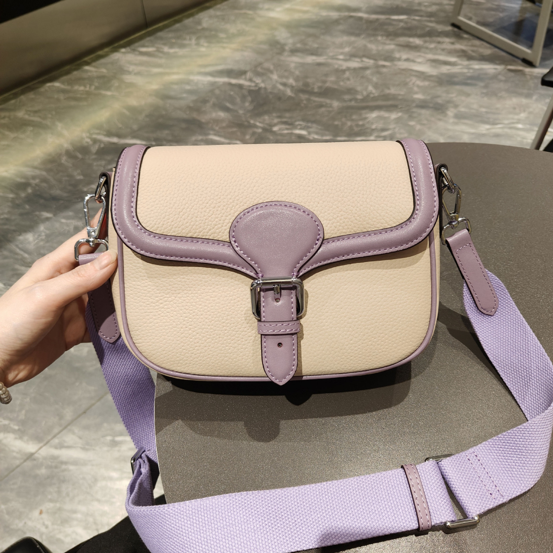 高品質な牛革クロスボディバッグ|精巧で可愛らしいサドルバッグ