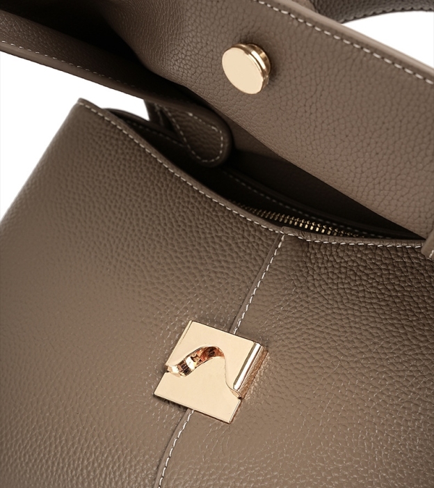 上質レザーの斜め掛けバッグ