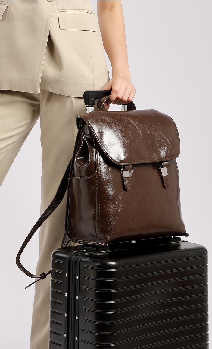 英国調の雰囲気の本革リュック|レトロモダンなスクエアリュック