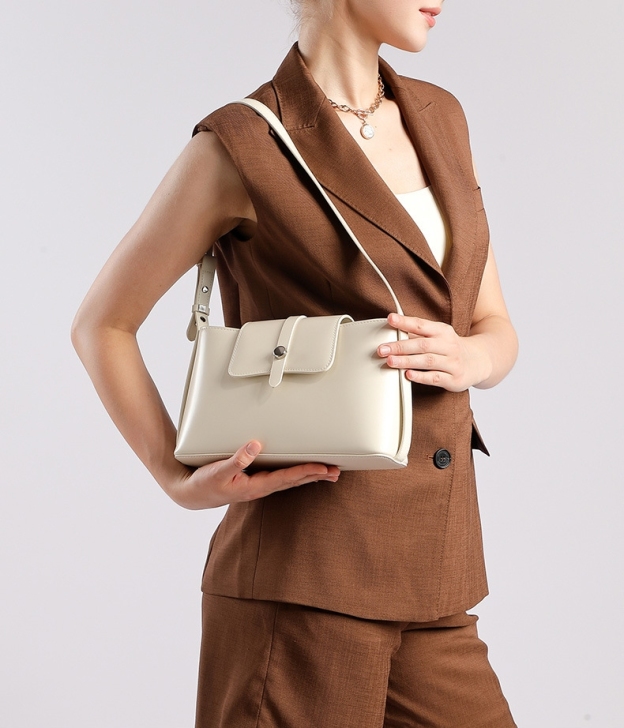 光沢感の肩掛けバッグ|牛革ショルダーバッグ