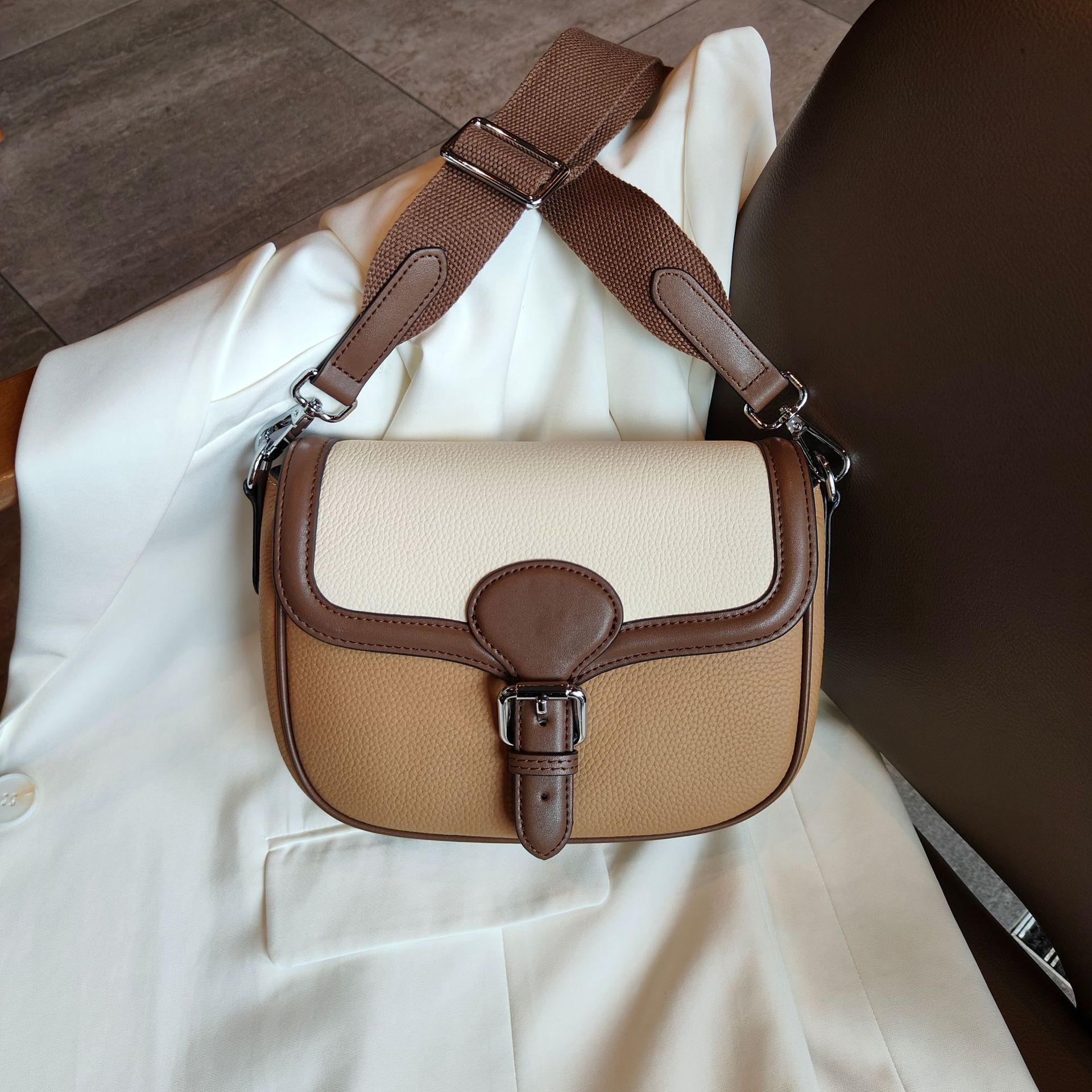 高品質な牛革クロスボディバッグ|精巧で可愛らしいサドルバッグ