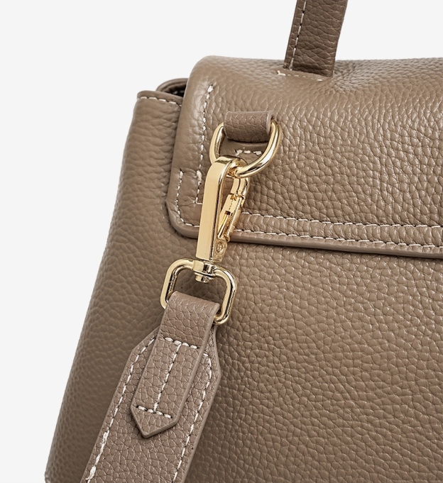 上質レザーの斜め掛けバッグ