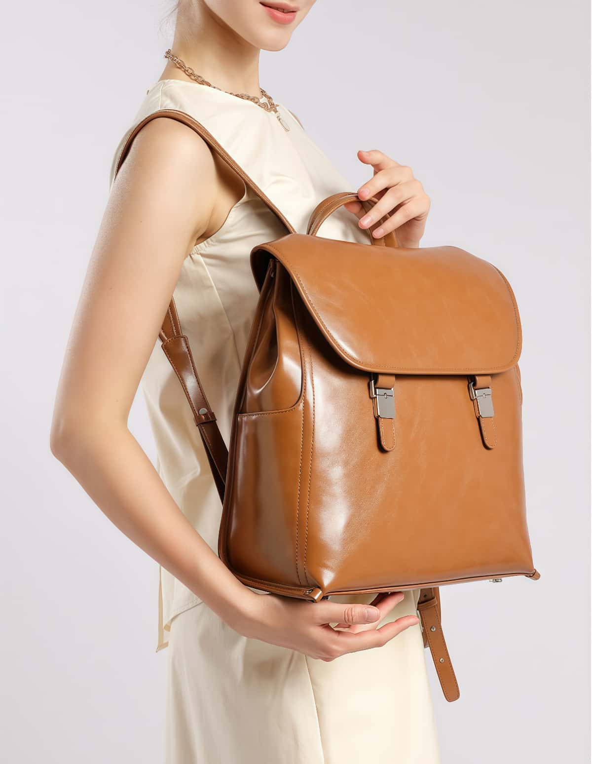 英国調の雰囲気の本革リュック|レトロモダンなスクエアリュック