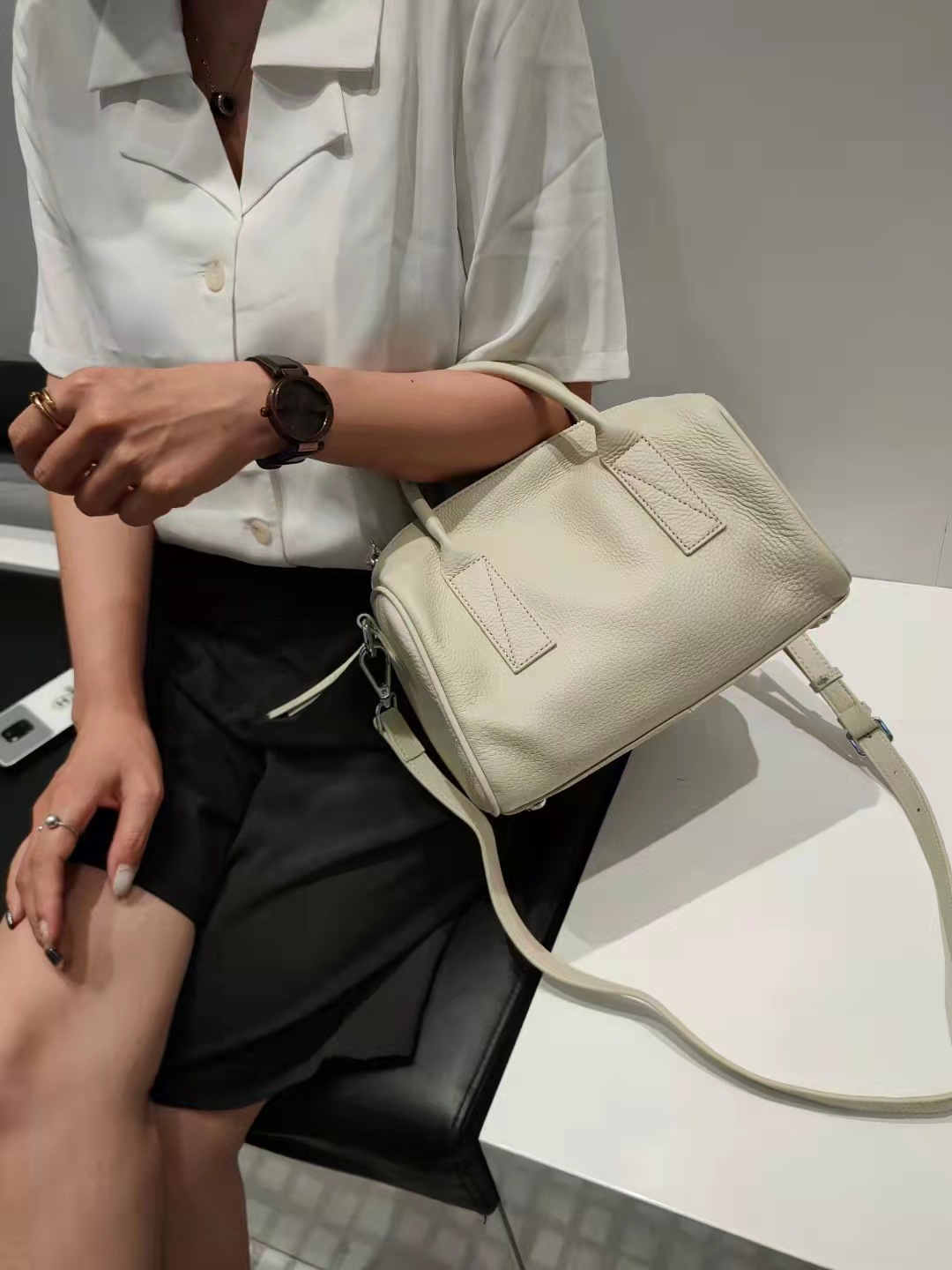 厳選された牛革ボストンバッグ