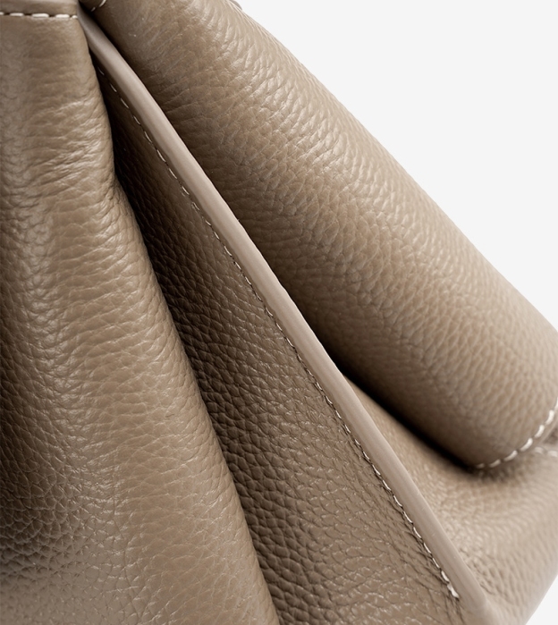 上質レザーの斜め掛けバッグ