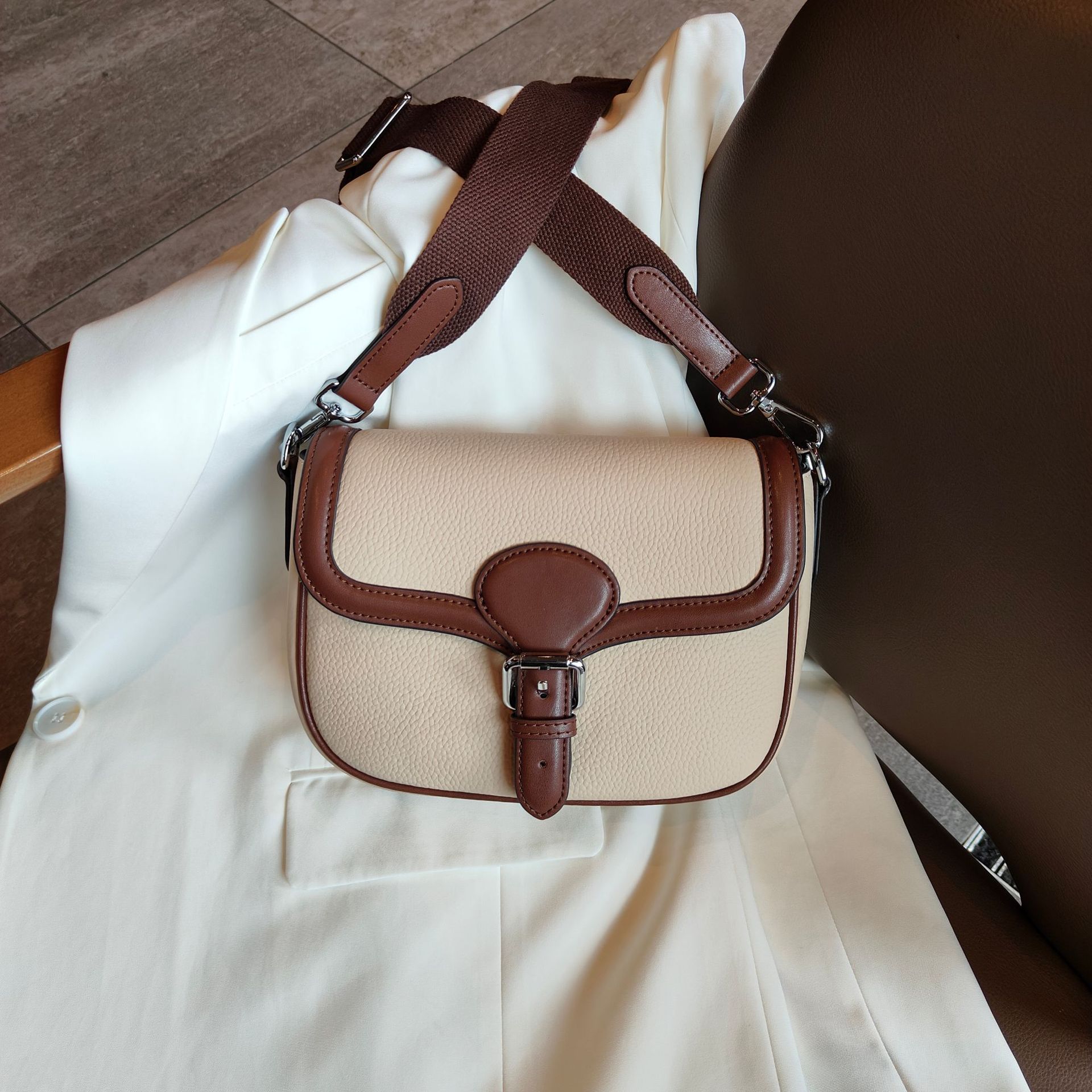高品質な牛革クロスボディバッグ|精巧で可愛らしいサドルバッグ