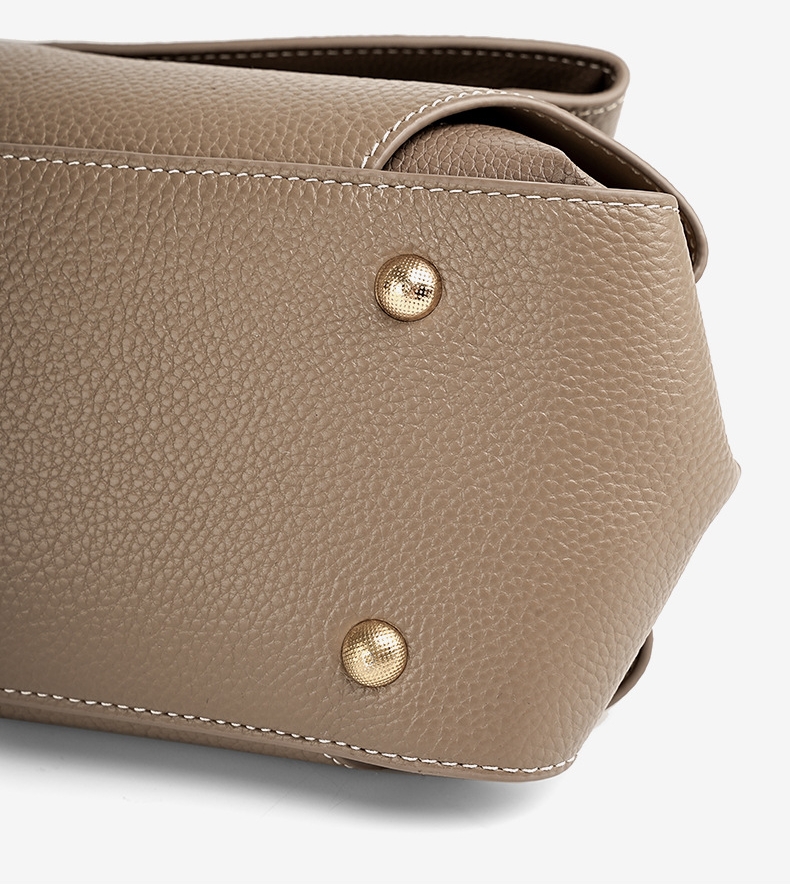 上質レザーの斜め掛けバッグ