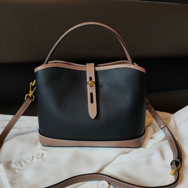 贅沢で高級感が本革ショルダーバッグ