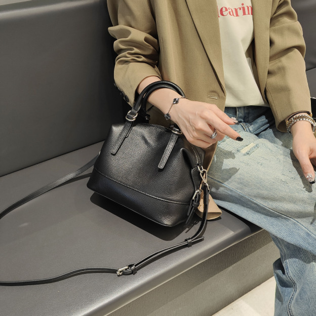 シンプルながらも高級感が牛革ボストンバッグ|5色