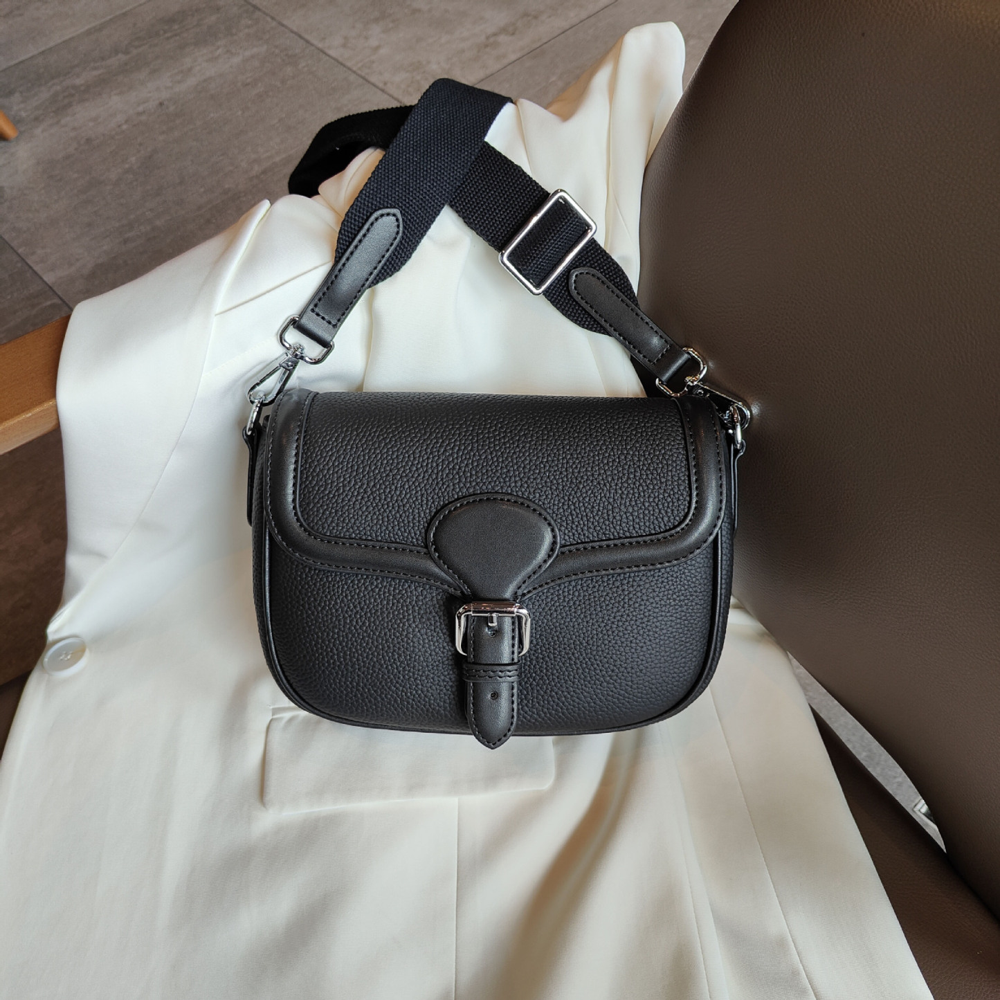 高品質な牛革クロスボディバッグ|精巧で可愛らしいサドルバッグ