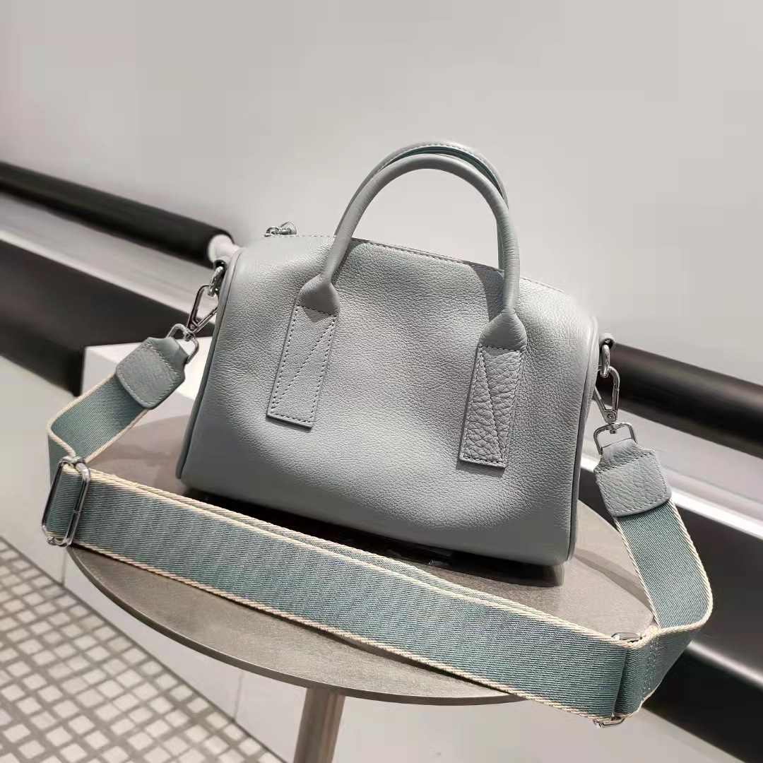 厳選された牛革ボストンバッグ