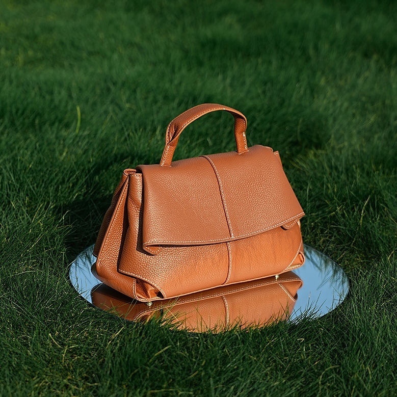 上質レザーの斜め掛けバッグ