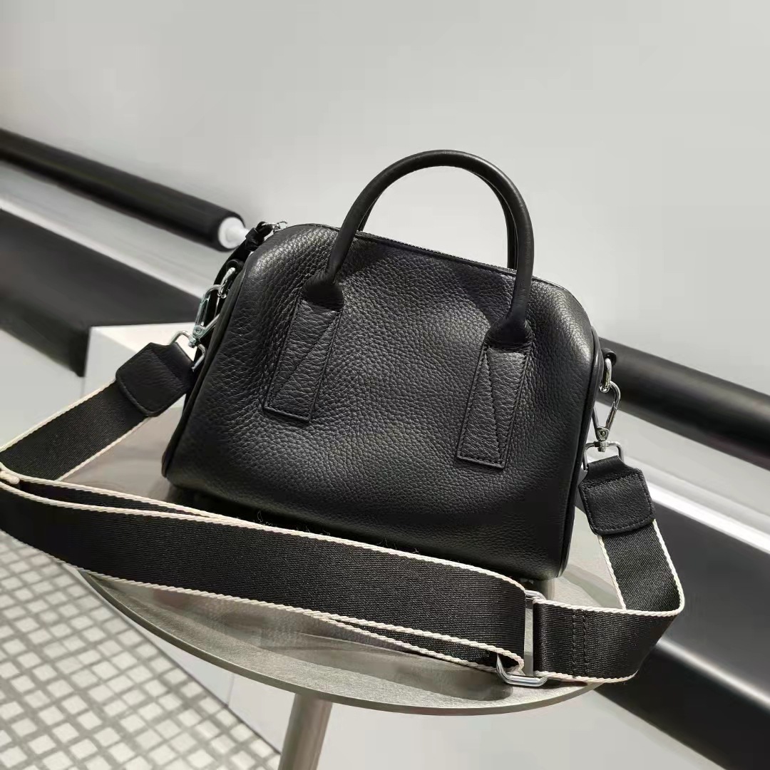 厳選された牛革ボストンバッグ