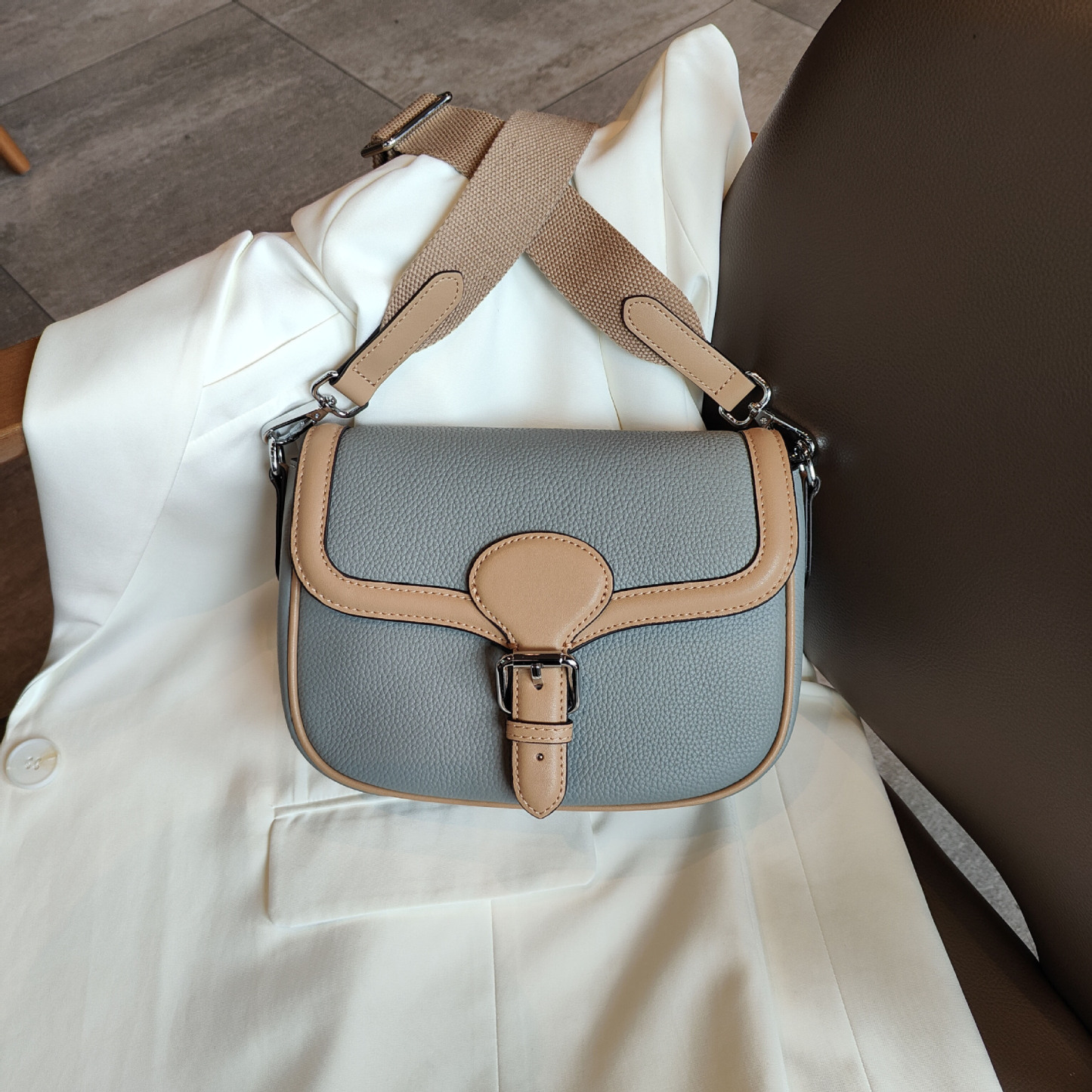 高品質な牛革クロスボディバッグ|精巧で可愛らしいサドルバッグ