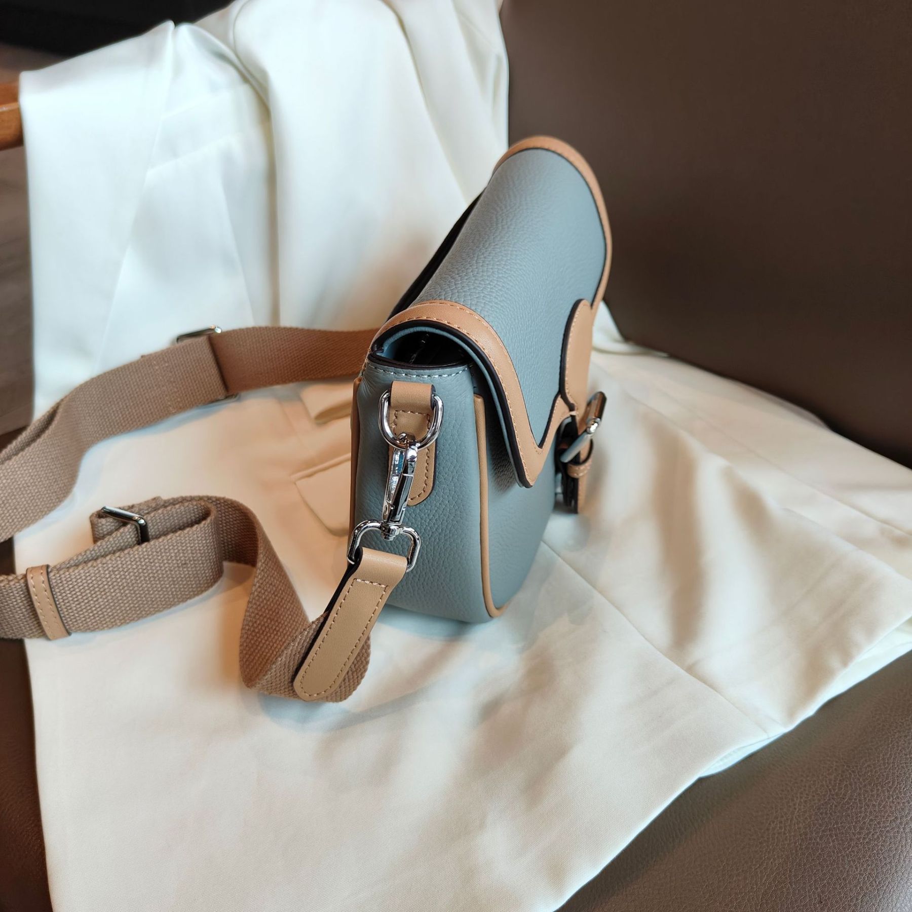 高品質な牛革クロスボディバッグ|精巧で可愛らしいサドルバッグ