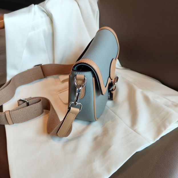 高品質な牛革クロスボディバッグ|精巧で可愛らしいサドルバッグ