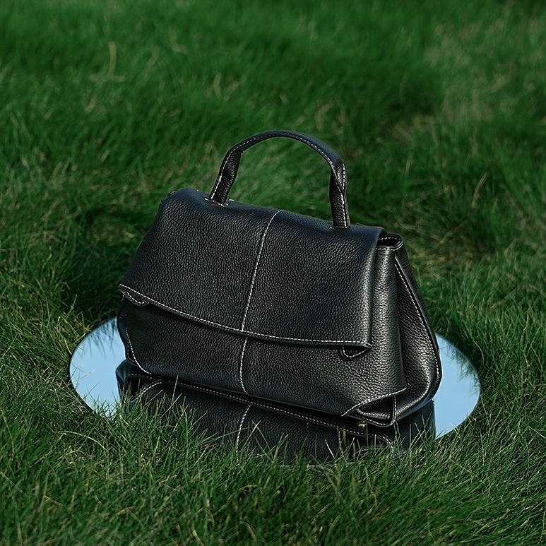 上質レザーの斜め掛けバッグ