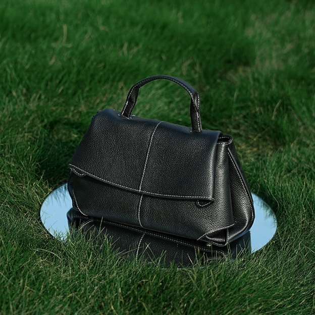 上質レザーの斜め掛けバッグ