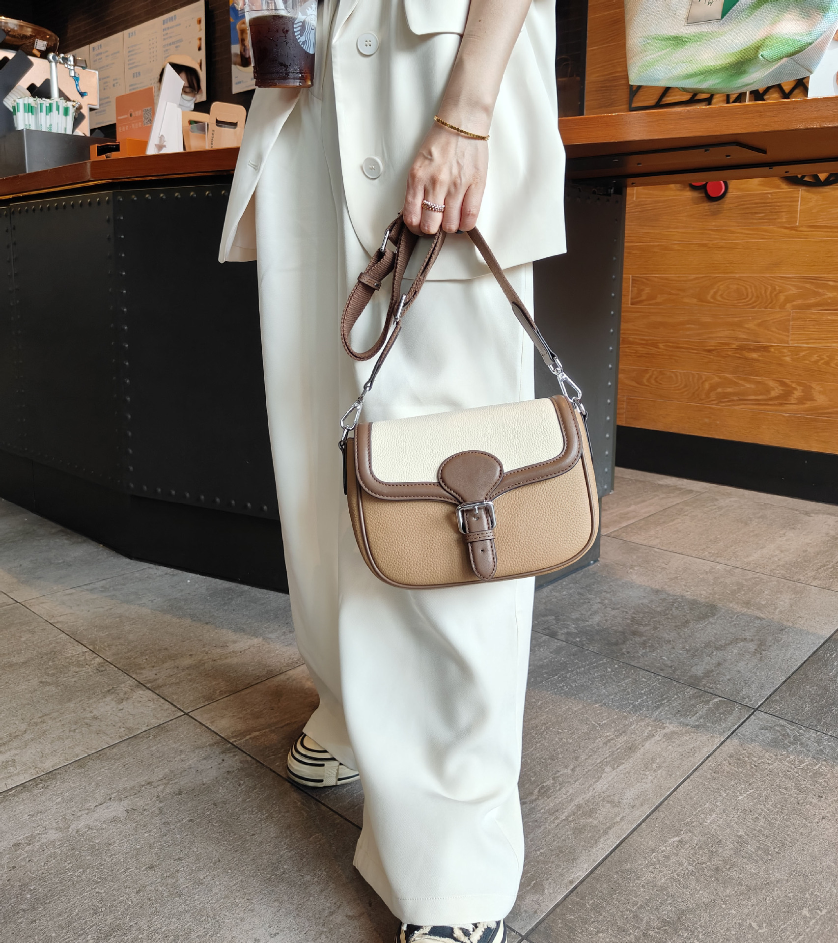 高品質な牛革クロスボディバッグ|精巧で可愛らしいサドルバッグ