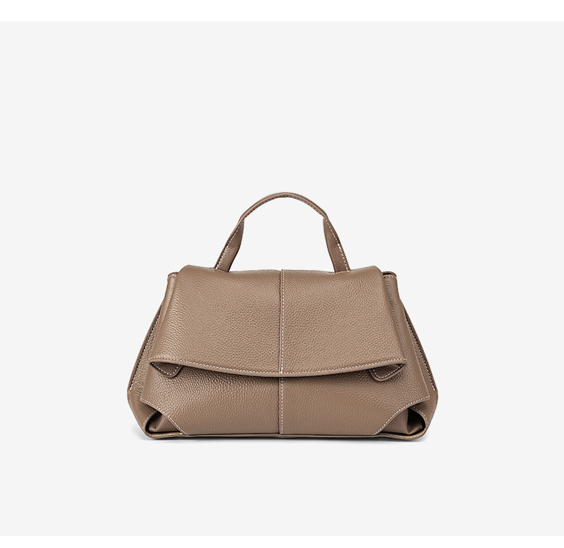 上質レザーの斜め掛けバッグ