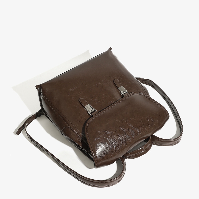 英国調の雰囲気の本革リュック|レトロモダンなスクエアリュック