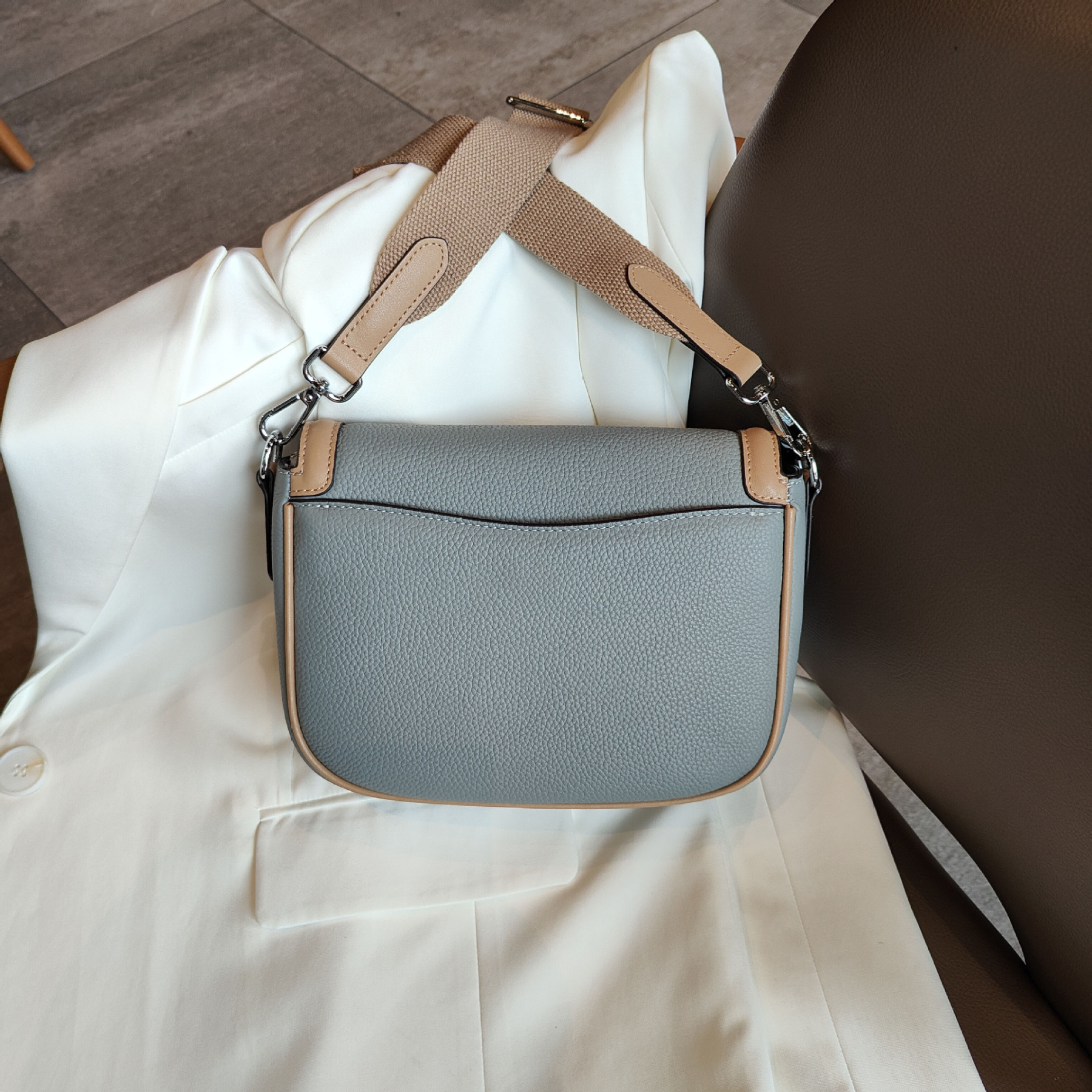 高品質な牛革クロスボディバッグ|精巧で可愛らしいサドルバッグ