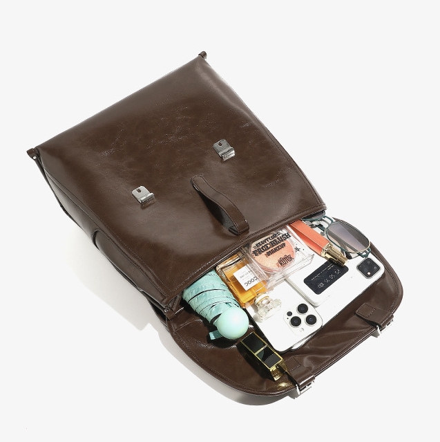 英国調の雰囲気の本革リュック|レトロモダンなスクエアリュック