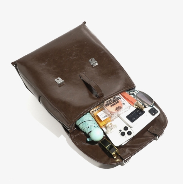 英国調の雰囲気の本革リュック|レトロモダンなスクエアリュック