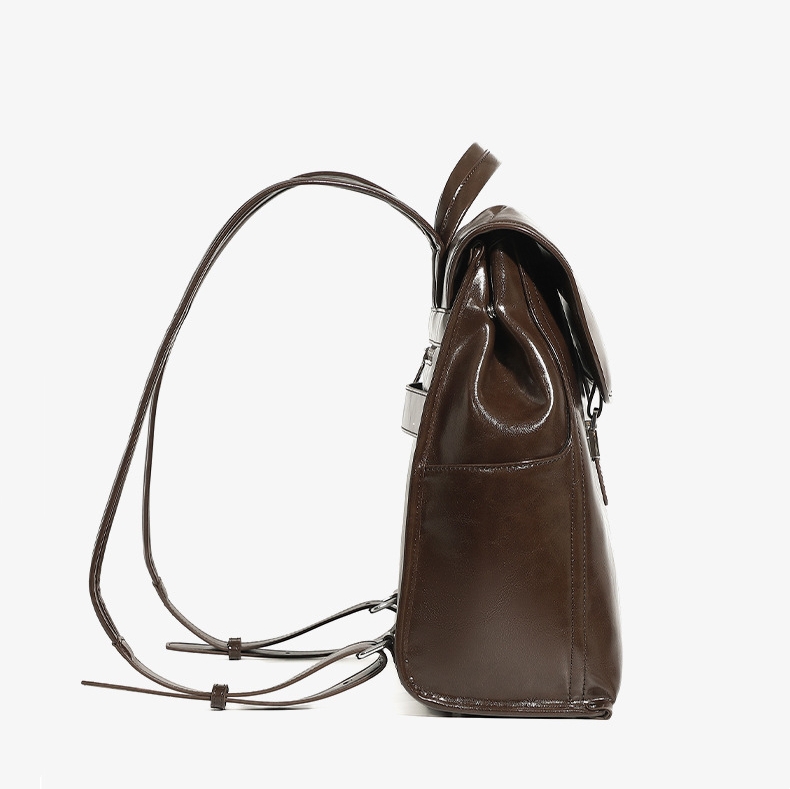 英国調の雰囲気の本革リュック|レトロモダンなスクエアリュック