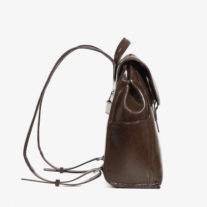 英国調の雰囲気の本革リュック|レトロモダンなスクエアリュック