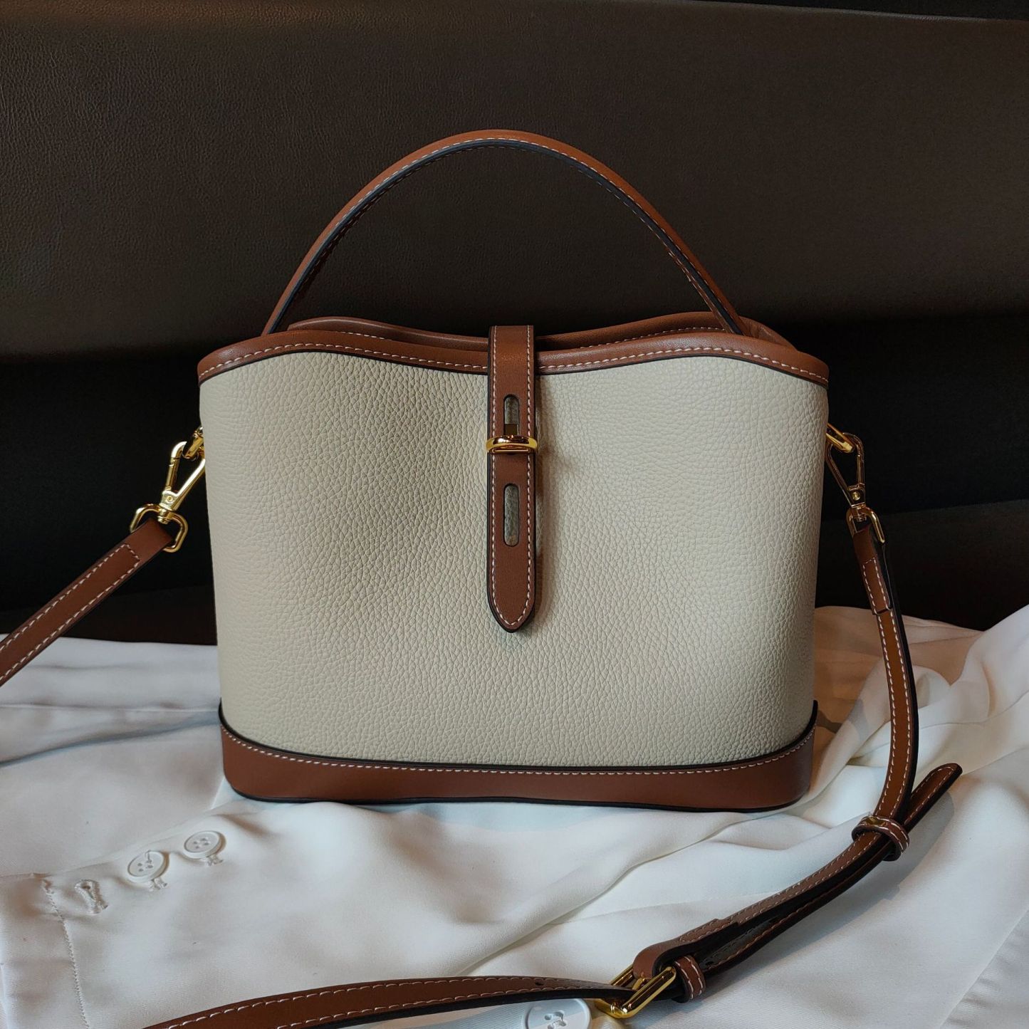 贅沢で高級感が本革ショルダーバッグ