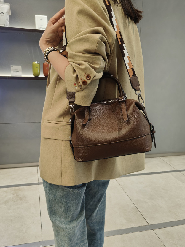 シンプルながらも高級感が牛革ボストンバッグ|5色