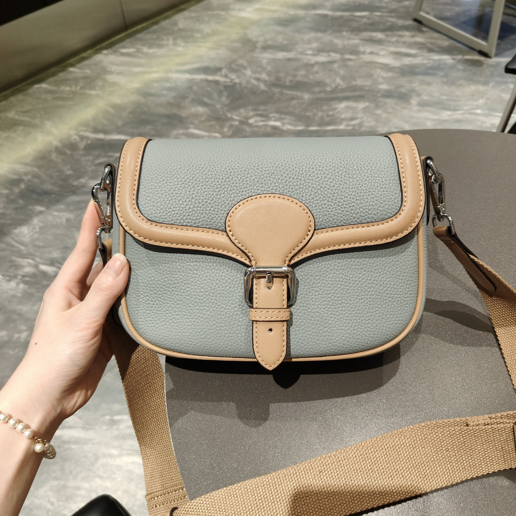 高品質な牛革クロスボディバッグ|精巧で可愛らしいサドルバッグ