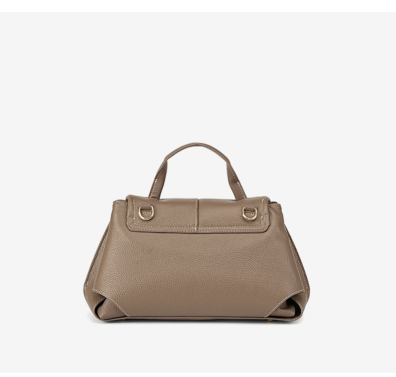 上質レザーの斜め掛けバッグ