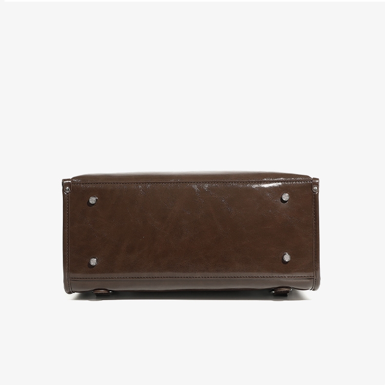 英国調の雰囲気の本革リュック|レトロモダンなスクエアリュック